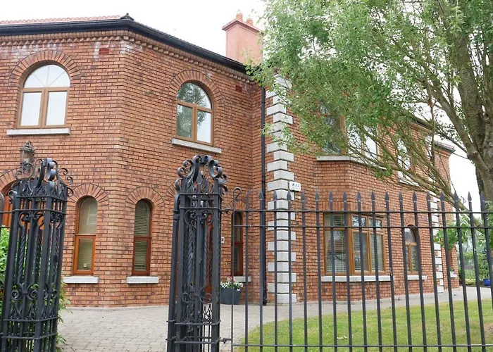 Town 2 Bedrooms דירה *